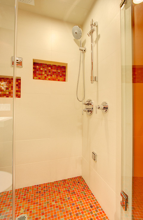 Bild på ett mellanstort funkis badrum med dusch, med en hörndusch, röd kakel, beige väggar och klinkergolv i keramik
