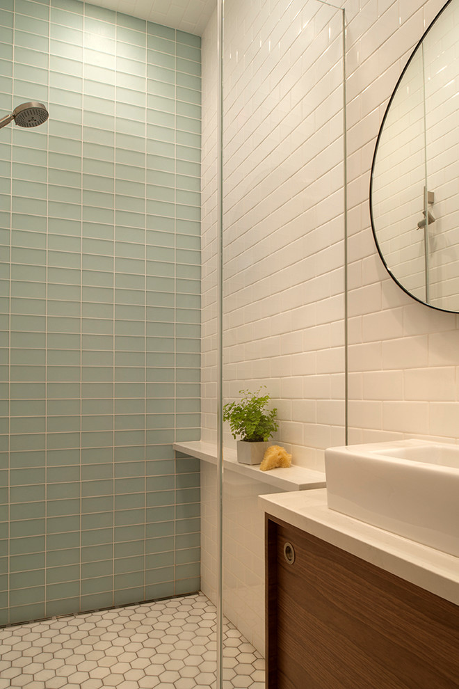 Inspiration pour une salle de bain design de taille moyenne avec un carrelage multicolore, des carreaux de céramique, un mur blanc, un sol en carrelage de céramique et une vasque.