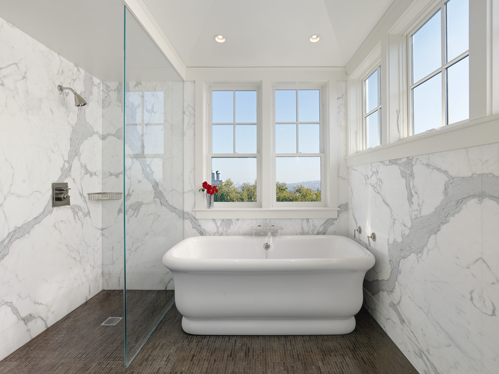 Diseño de cuarto de baño rectangular tradicional con bañera exenta, ducha abierta, suelo con mosaicos de baldosas, ducha abierta y baldosas y/o azulejos de mármol