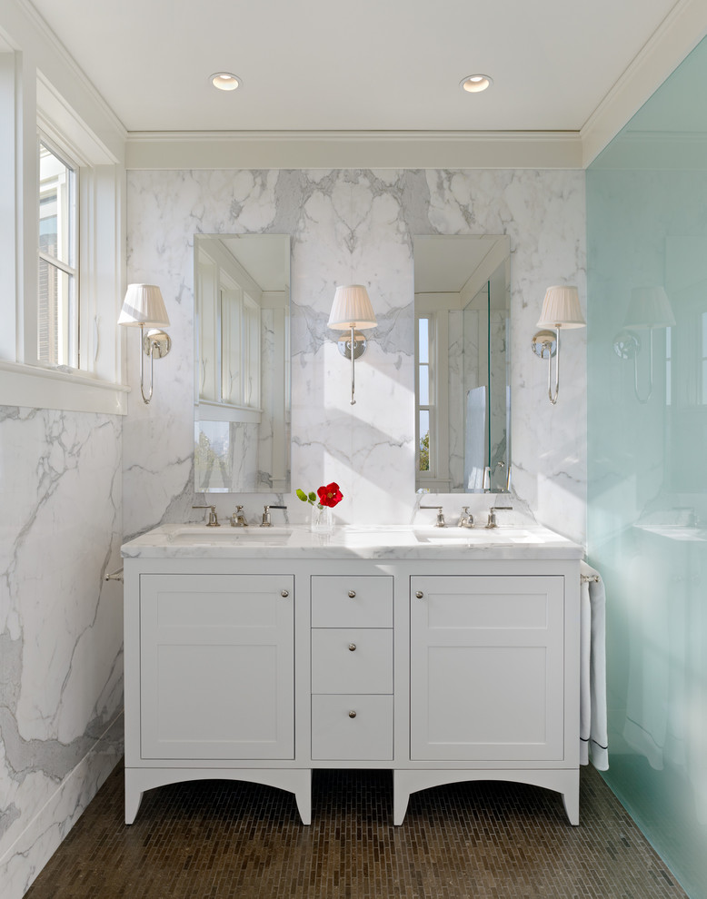 На фото: ванная комната в классическом стиле с каменной плиткой и белой столешницей