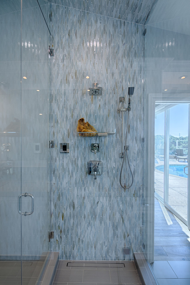 Foto di una grande stanza da bagno padronale stile marino con lavabo sottopiano, ante lisce, ante bianche, top in quarzo composito, doccia a filo pavimento, piastrelle blu, piastrelle a mosaico, pareti blu e pavimento in gres porcellanato