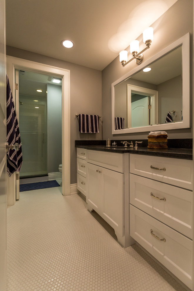 ミルウォーキーにある広いトラディショナルスタイルのおしゃれな浴室 (フラットパネル扉のキャビネット、白いキャビネット、白いタイル、モザイクタイル、グレーの壁、モザイクタイル、アンダーカウンター洗面器) の写真