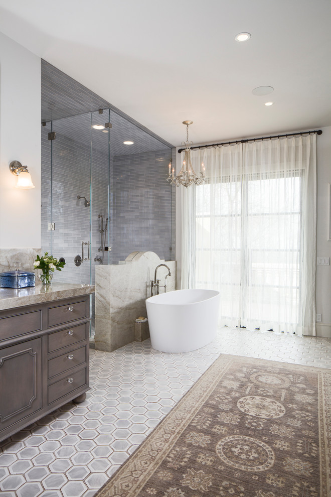 Exempel på ett stort klassiskt badrum för barn, med ett fristående badkar, en hörndusch, grå kakel, keramikplattor, vita väggar, klinkergolv i terrakotta, bänkskiva i kvarts, grått golv och dusch med gångjärnsdörr