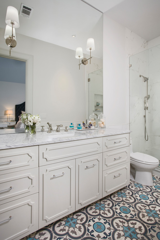 Пример оригинального дизайна: детская ванная комната среднего размера в стиле неоклассика (современная классика) с белыми фасадами, душем над ванной, белой плиткой, керамической плиткой, белыми стенами, врезной раковиной и мраморной столешницей