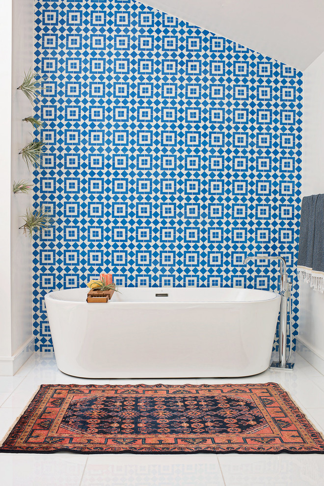 Idee per una stanza da bagno design con vasca freestanding, piastrelle blu, piastrelle bianche, pareti bianche e piastrelle di cemento
