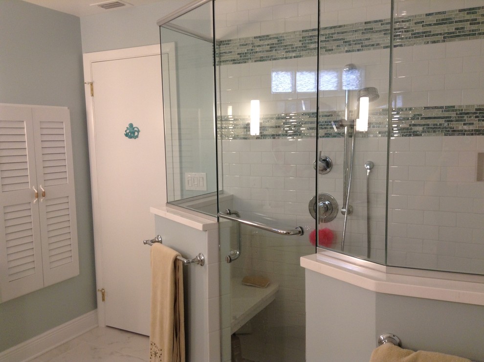 Стильный дизайн: большая главная ванная комната в морском стиле с фасадами с филенкой типа жалюзи, белыми фасадами, угловым душем, разноцветной плиткой, плиткой кабанчик, синими стенами и полом из керамической плитки - последний тренд