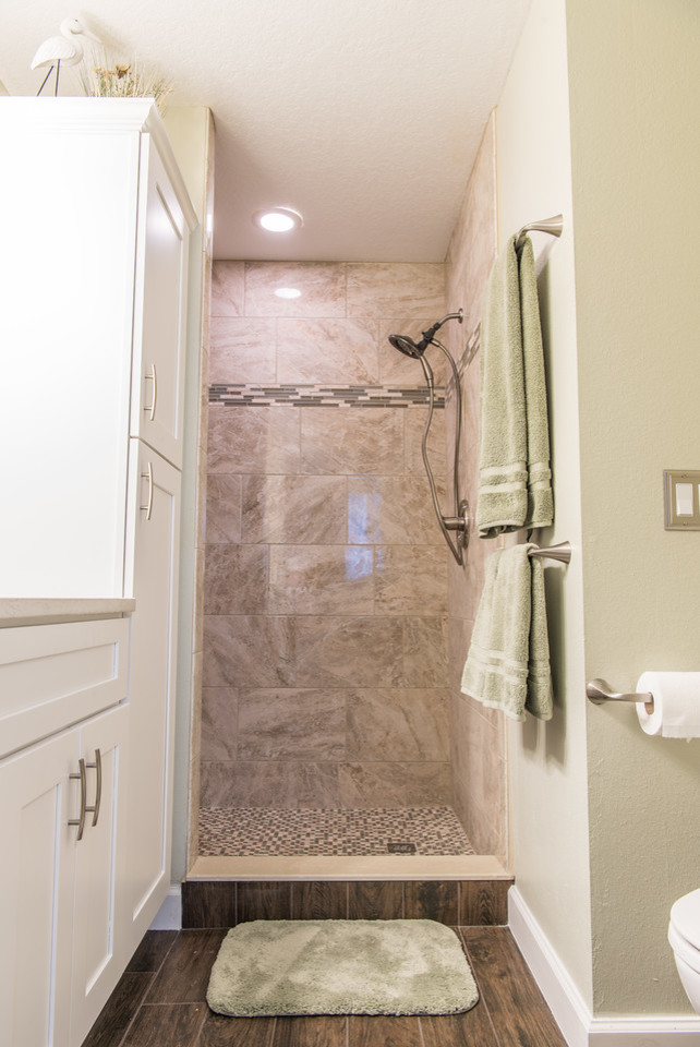 Cette image montre une petite salle de bain traditionnelle avec un placard à porte shaker, des portes de placard blanches, une douche à l'italienne, WC séparés, un carrelage beige, des carreaux de porcelaine, un mur vert, un sol en carrelage de porcelaine, un lavabo encastré et un plan de toilette en quartz modifié.