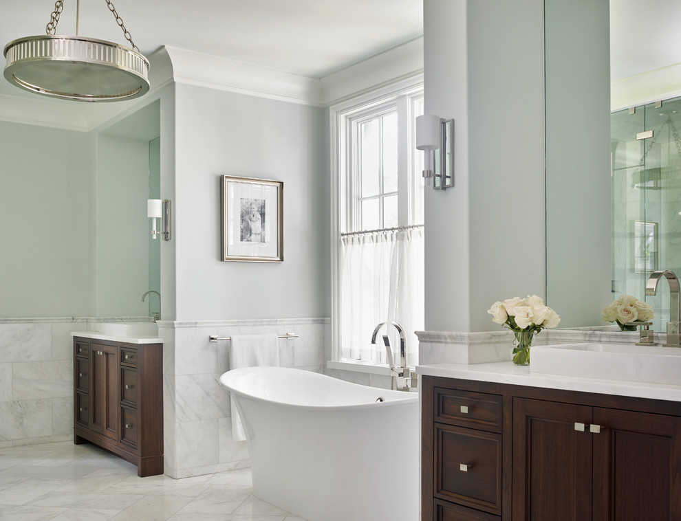 Свежая идея для дизайна: главная ванная комната в классическом стиле с темными деревянными фасадами, отдельно стоящей ванной, серыми стенами, белым полом, зеркалом с подсветкой и фасадами с утопленной филенкой - отличное фото интерьера