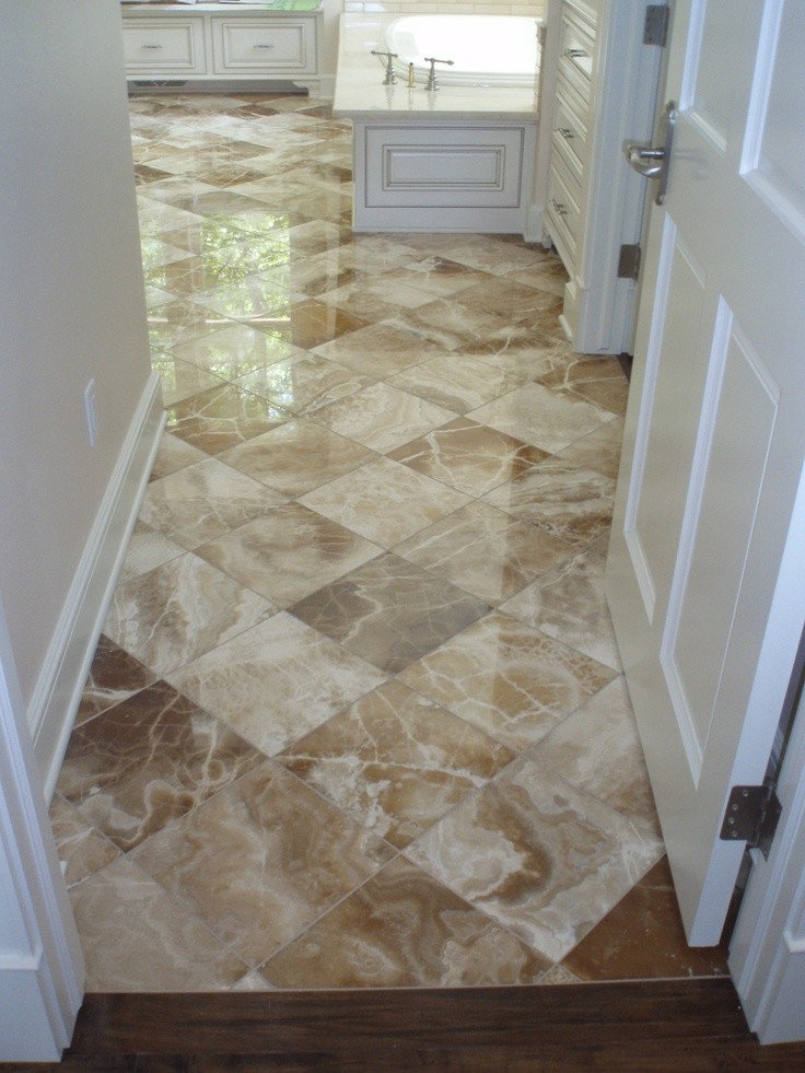 Inredning av ett klassiskt stort en-suite badrum, med vita skåp, ett hörnbadkar, vita väggar, marmorgolv och brunt golv