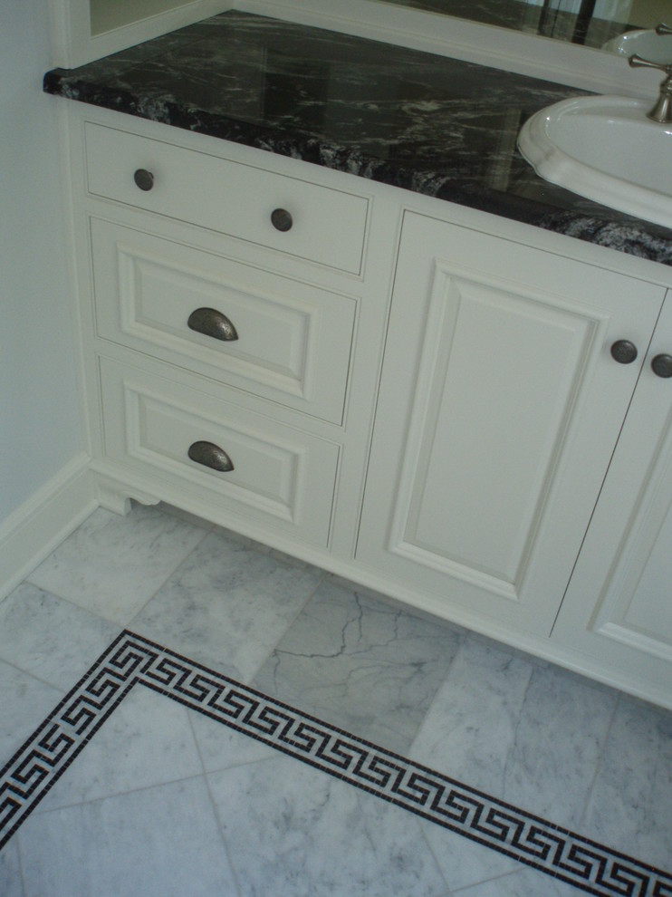 Inredning av ett klassiskt stort badrum, med vita skåp, blå väggar, marmorgolv, granitbänkskiva och grått golv