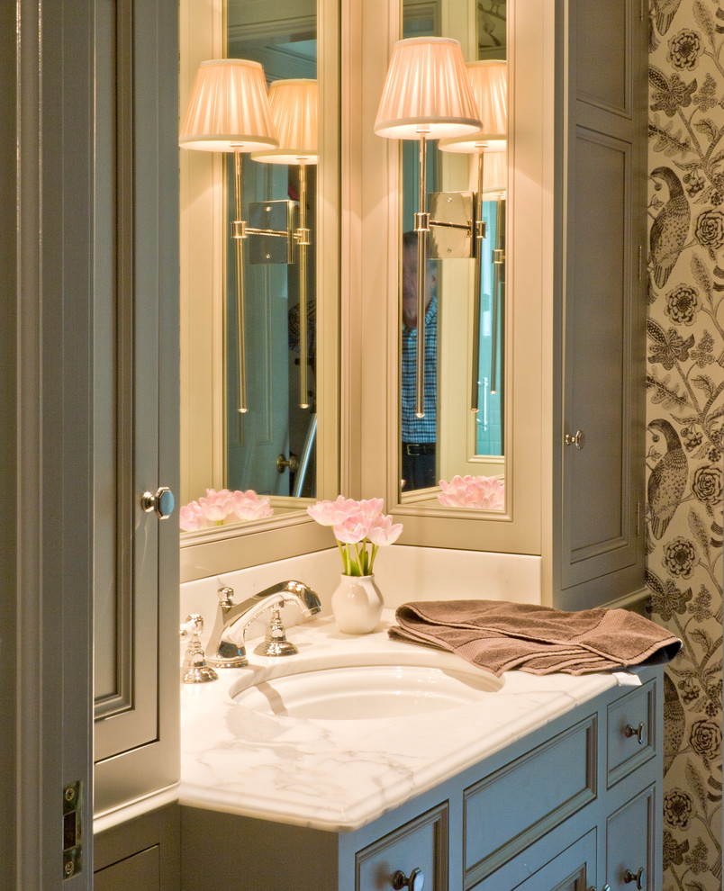 Пример оригинального дизайна: маленькая ванная комната в классическом стиле с врезной раковиной, фасадами с утопленной филенкой, серыми фасадами, мраморной столешницей, разноцветными стенами и душевой кабиной для на участке и в саду