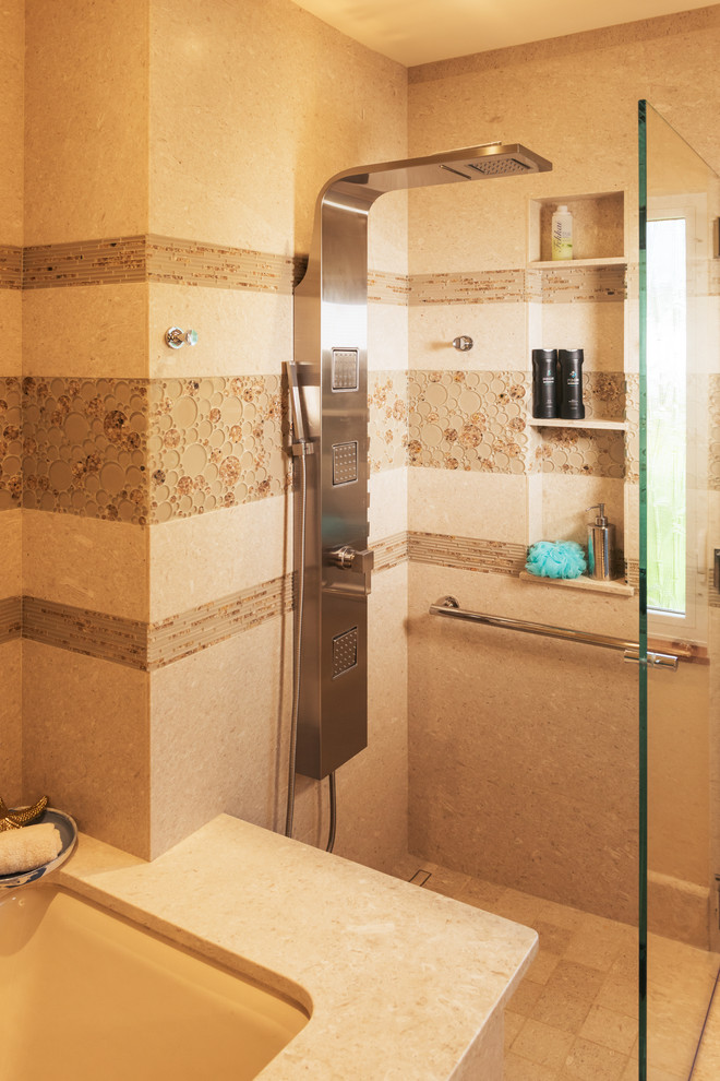 Aménagement d'une salle de bain contemporaine en bois brun pour enfant avec un placard en trompe-l'oeil, une baignoire encastrée, une douche à l'italienne, WC à poser, un carrelage beige, du carrelage en pierre calcaire, un mur beige, un sol en calcaire, un lavabo encastré, un plan de toilette en granite, un sol beige, une cabine de douche à porte battante et un plan de toilette beige.