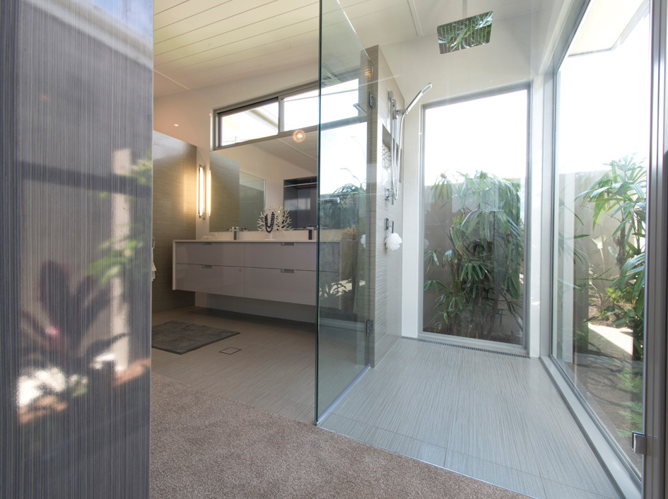 Inspiration for a modern ensuite bathroom in Gold Coast - Tweed with engineered stone worktops.