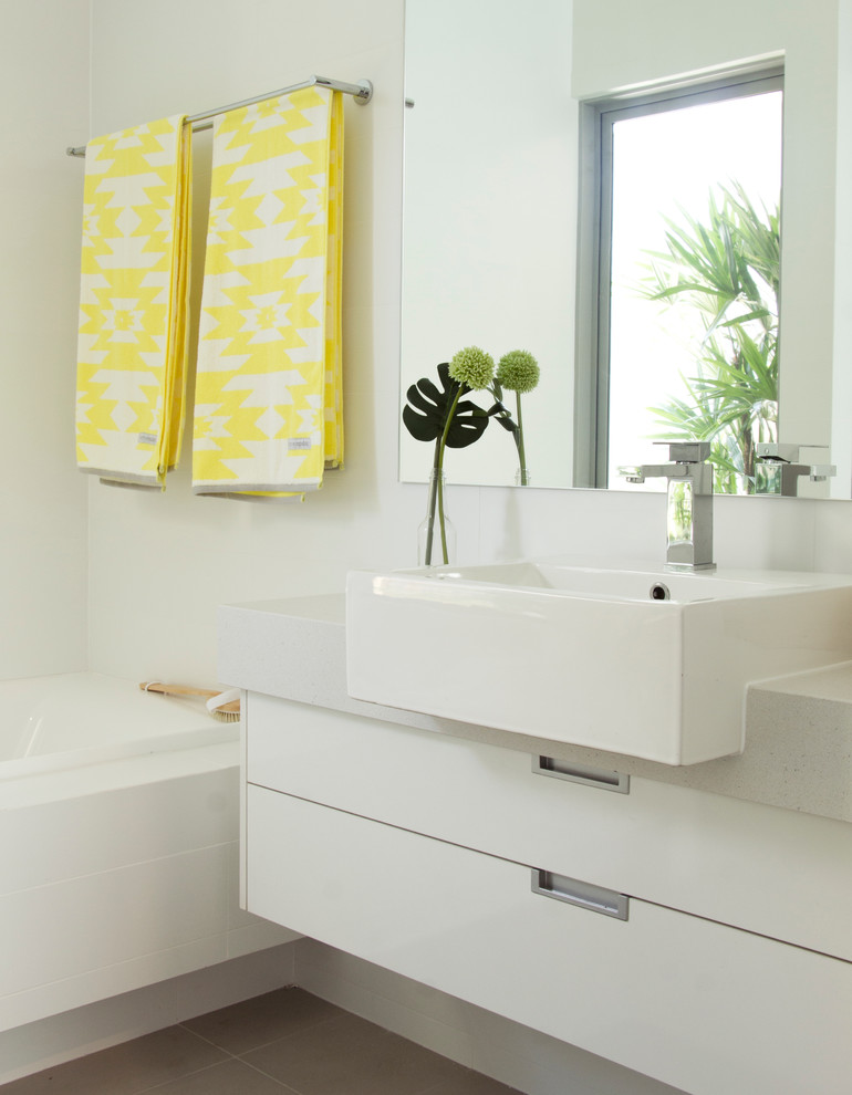 Esempio di una stanza da bagno padronale moderna con top in quarzo composito