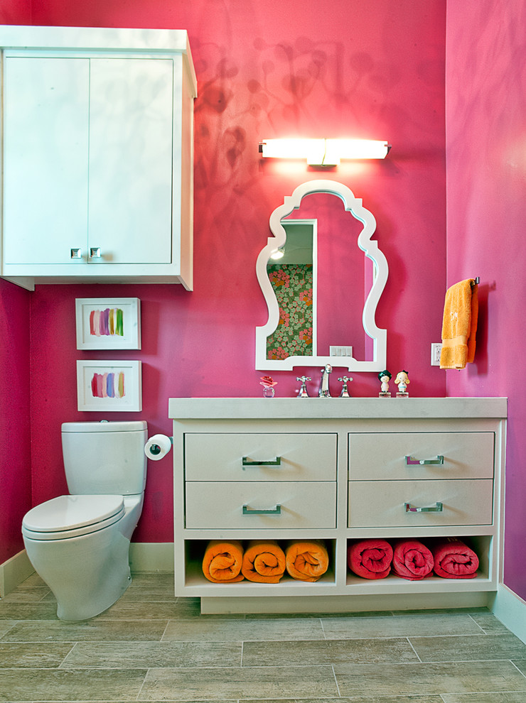 Свежая идея для дизайна: детская ванная комната в современном стиле с плоскими фасадами, раздельным унитазом, розовыми стенами и бежевыми фасадами - отличное фото интерьера