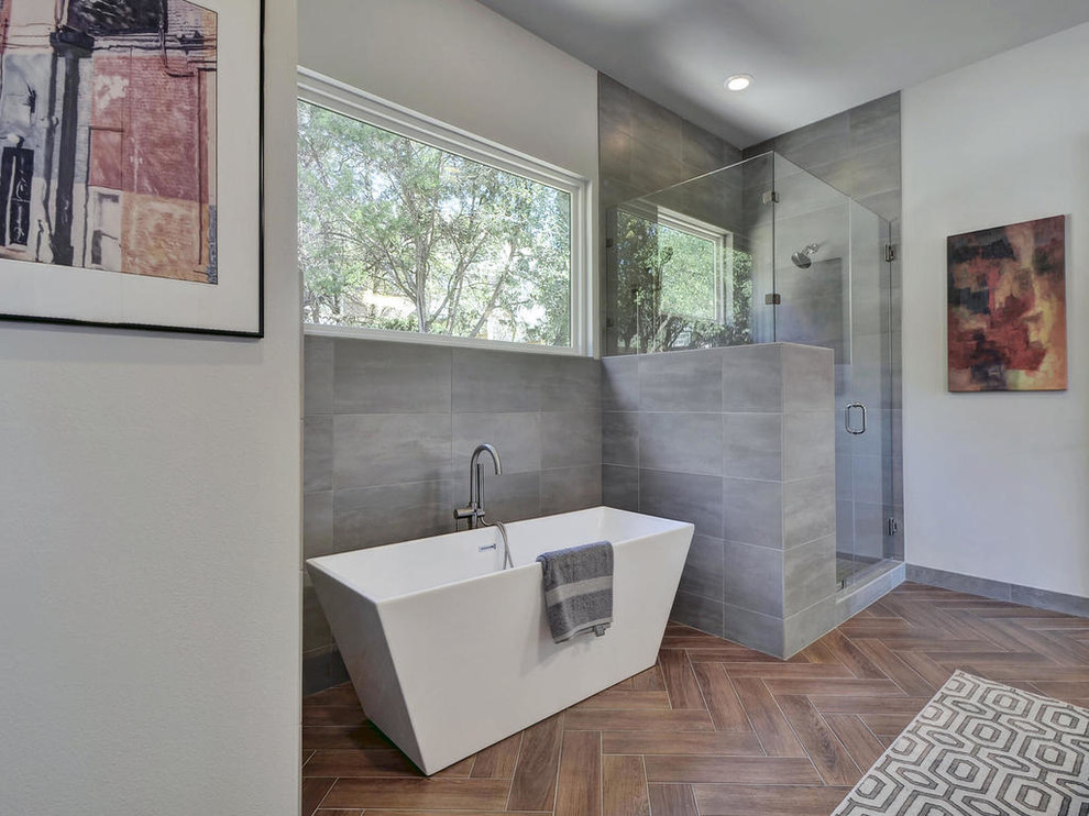Inspiration pour une grande salle de bain principale design avec un placard à porte plane, des portes de placard blanches, une baignoire indépendante, une douche d'angle, un mur blanc, un sol en bois brun et un lavabo encastré.