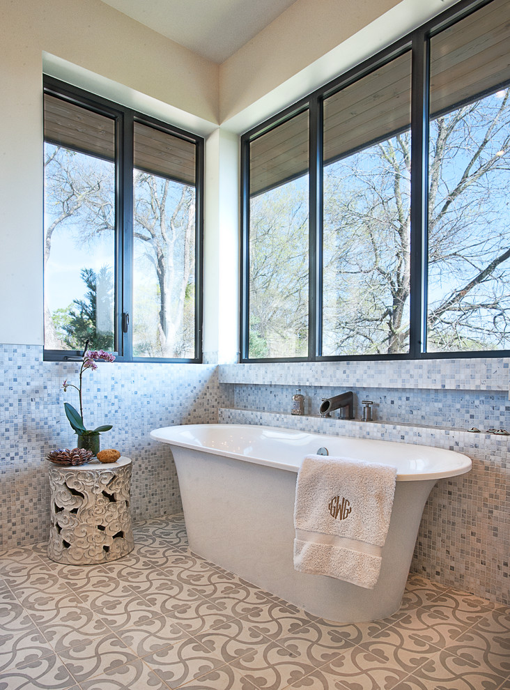 Идея дизайна: ванная комната в современном стиле с отдельно стоящей ванной и окном