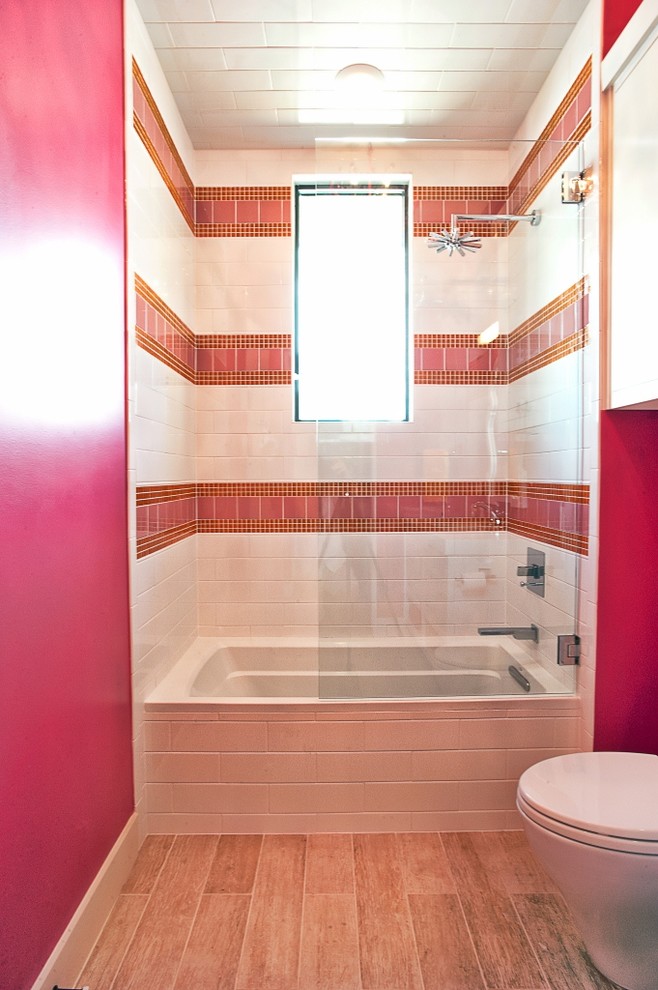 Inspiration pour une salle de bain traditionnelle avec une baignoire en alcôve, un combiné douche/baignoire, un carrelage rose, un mur rose et une fenêtre.