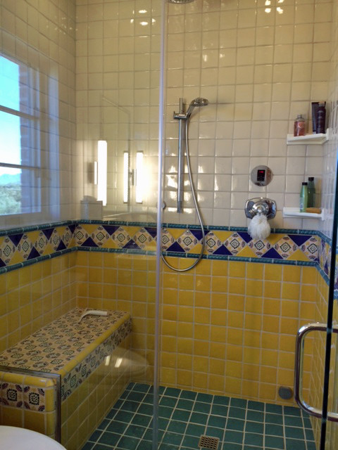 Diseño de cuarto de baño de estilo americano de tamaño medio con baldosas y/o azulejos amarillos, baldosas y/o azulejos de terracota, paredes blancas y suelo de cemento