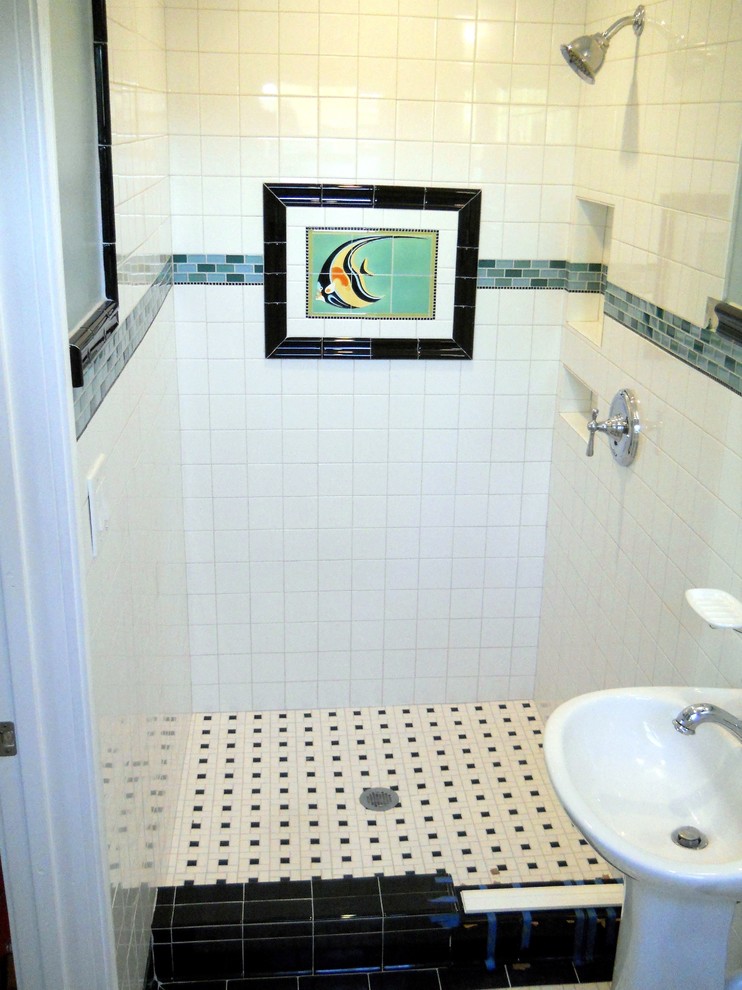 На фото: маленькая главная ванная комната в морском стиле с душем в нише, зеленой плиткой, стеклянной плиткой и зелеными стенами для на участке и в саду