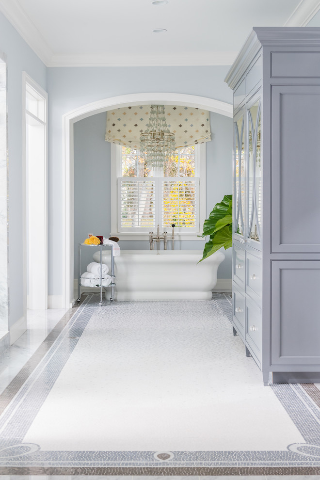 Exemple d'une très grande salle de bain chic avec un placard à porte affleurante, des portes de placard grises, une baignoire indépendante, une douche double, WC à poser, un carrelage gris, mosaïque, un mur bleu, un sol en marbre, un lavabo encastré et un plan de toilette en quartz modifié.