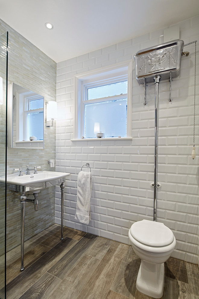 Immagine di una stanza da bagno chic di medie dimensioni con WC a due pezzi, piastrelle bianche, piastrelle diamantate, pareti bianche, pavimento in legno massello medio e lavabo a consolle