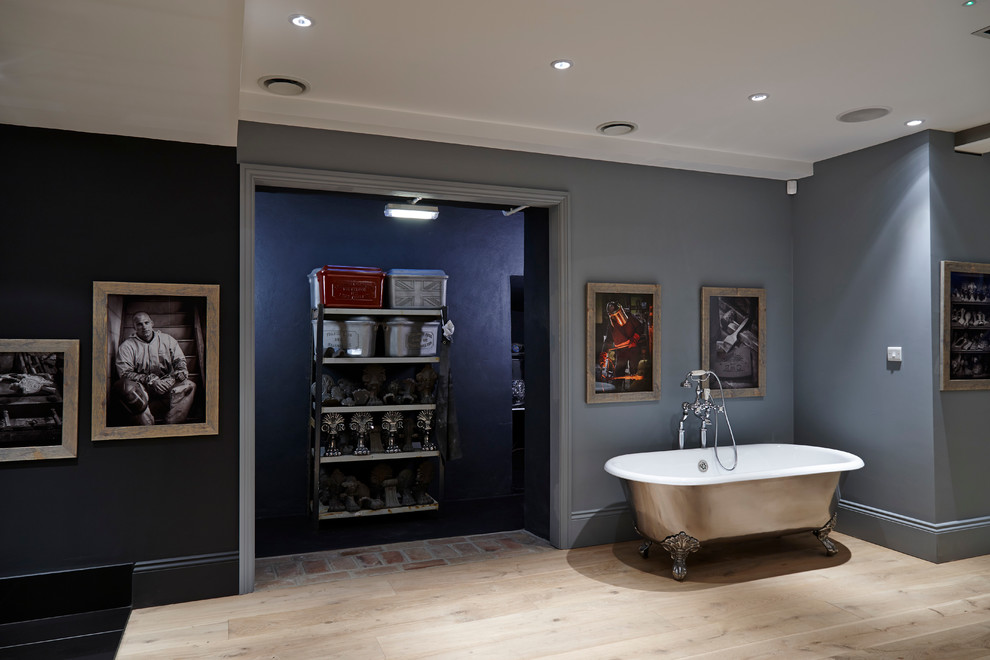 На фото: ванная комната в классическом стиле с отдельно стоящей ванной, удлиненной плиткой и розовыми стенами