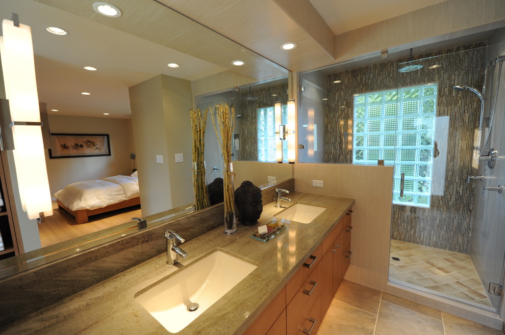Пример оригинального дизайна: главная ванная комната в восточном стиле с фасадами цвета дерева среднего тона, угловым душем, унитазом-моноблоком, керамической плиткой, бежевыми стенами, полом из керамической плитки, мраморной столешницей, плоскими фасадами, зеленой плиткой, тумбой под две раковины и подвесной тумбой