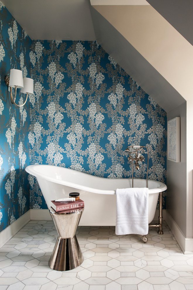 Immagine di una stanza da bagno chic con vasca con piedi a zampa di leone e pareti blu