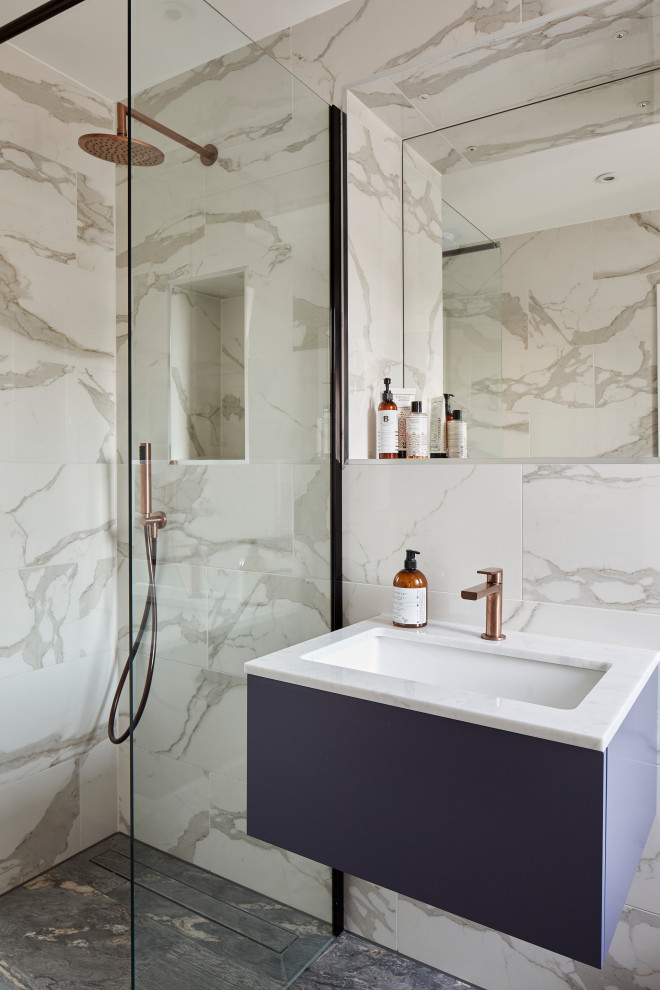 Exempel på ett litet modernt beige beige en-suite badrum, med beige skåp, en öppen dusch, en vägghängd toalettstol, beige kakel, marmorkakel, marmorgolv, ett nedsänkt handfat, marmorbänkskiva och med dusch som är öppen