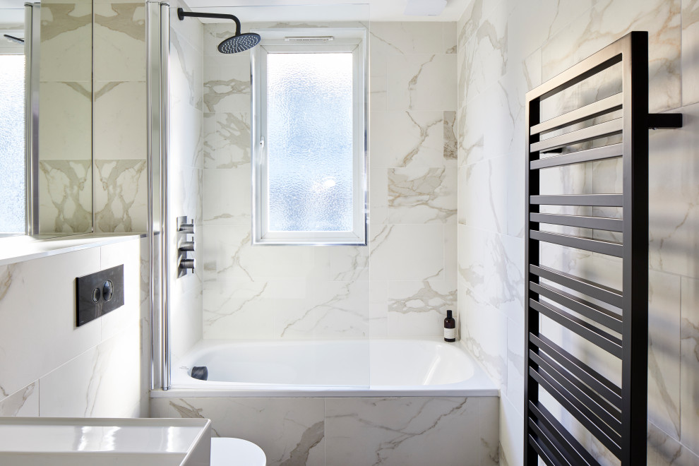 Idée de décoration pour une petite salle de bain principale design avec une baignoire posée, un combiné douche/baignoire, un carrelage gris, du carrelage en marbre et aucune cabine.