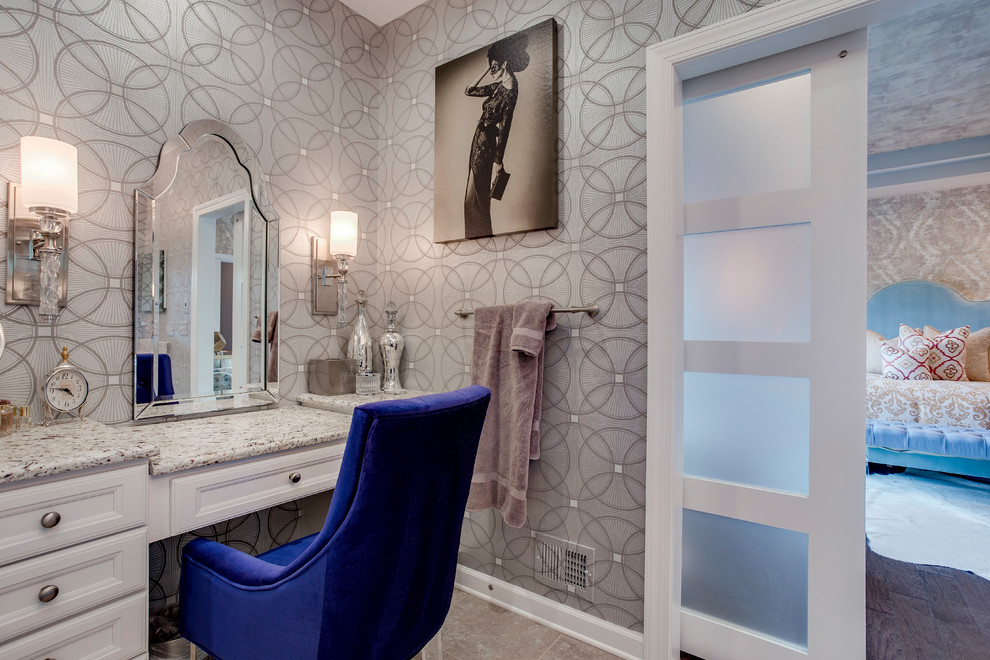 Inredning av ett modernt mellanstort badrum med dusch, med luckor med infälld panel, vita skåp, en dusch i en alkov, beige kakel, keramikplattor, grå väggar, klinkergolv i keramik, ett undermonterad handfat, granitbänkskiva, beiget golv och dusch med gångjärnsdörr