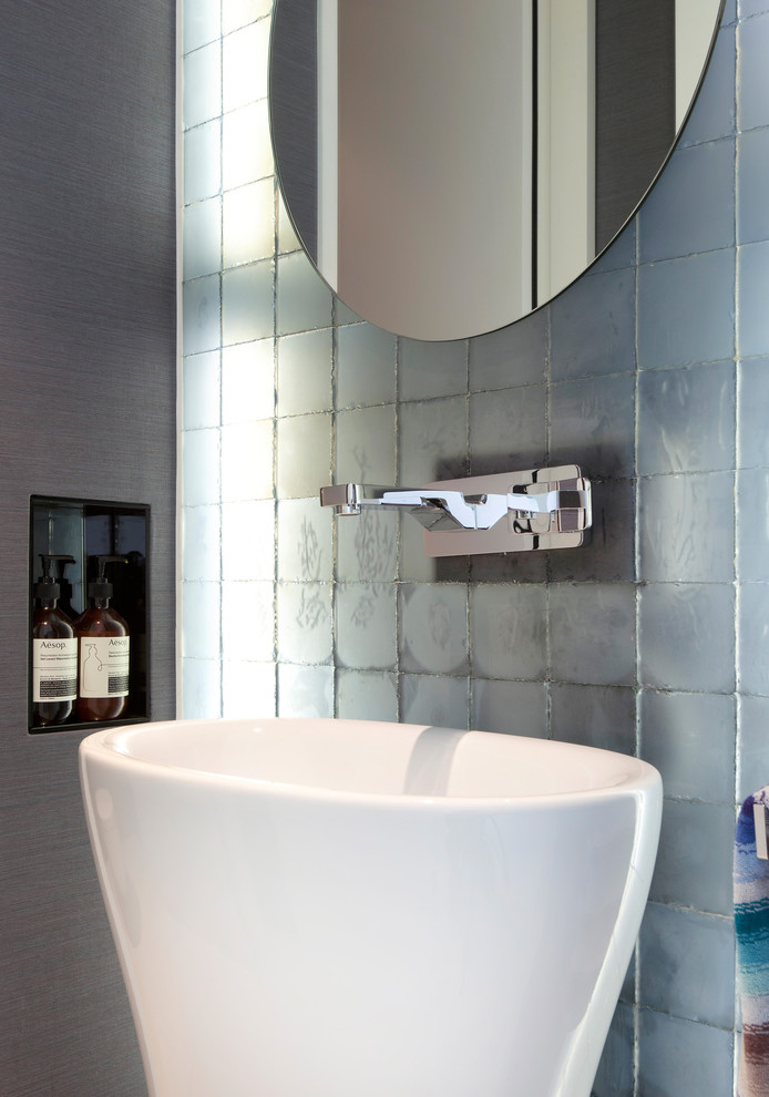 Immagine di una stanza da bagno contemporanea con lavabo a colonna