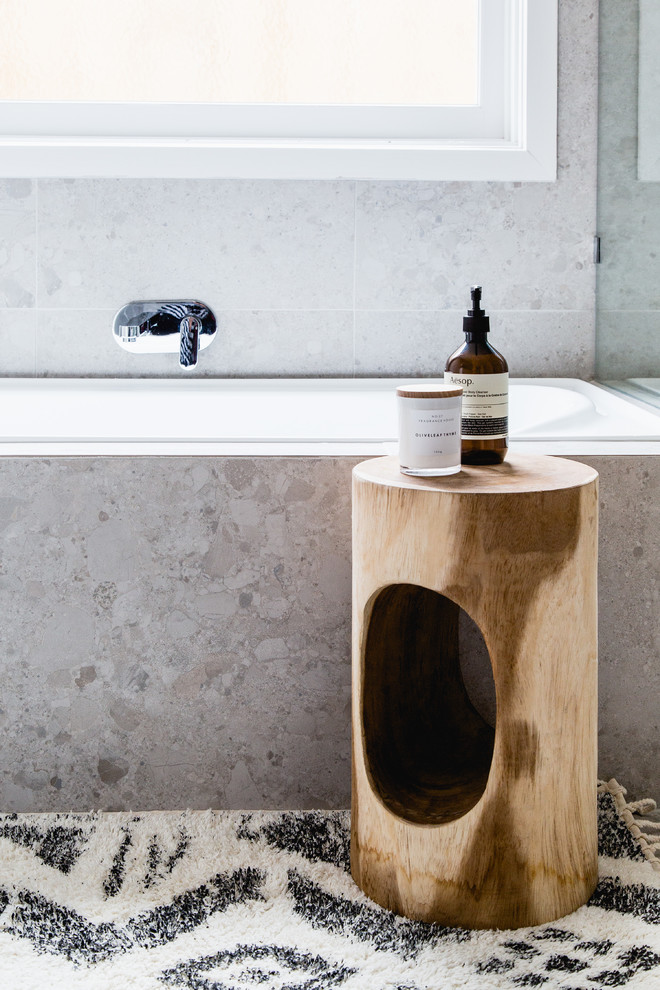 Inspiration pour une salle de bain principale design de taille moyenne avec un carrelage beige, un sol en carrelage de céramique et un plan vasque.