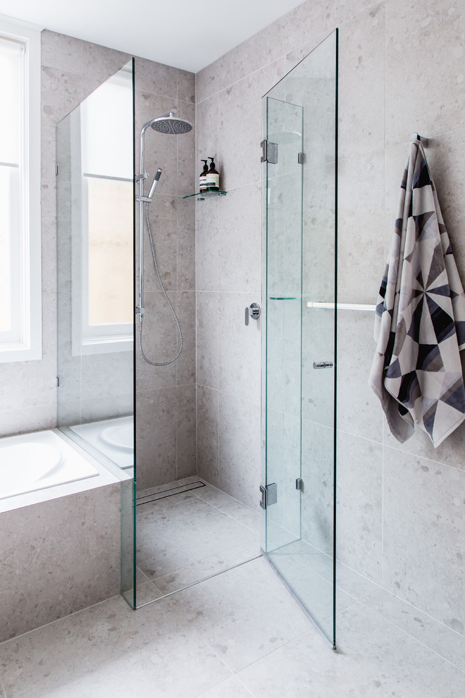Ejemplo de cuarto de baño principal actual de tamaño medio con baldosas y/o azulejos beige, suelo de baldosas de cerámica y lavabo tipo consola