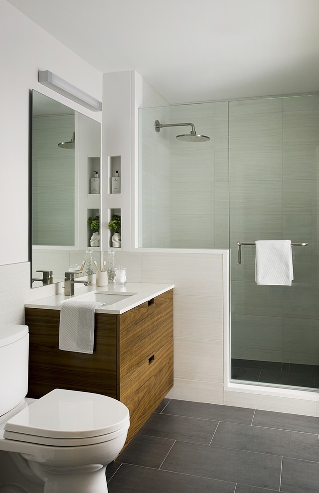 Стильный дизайн: ванная комната среднего размера в современном стиле с врезной раковиной, плоскими фасадами, фасадами цвета дерева среднего тона, столешницей из искусственного кварца, серой плиткой, белыми стенами и душевой кабиной - последний тренд