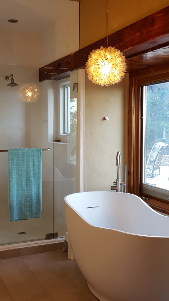 На фото: главная ванная комната в стиле неоклассика (современная классика) с отдельно стоящей ванной