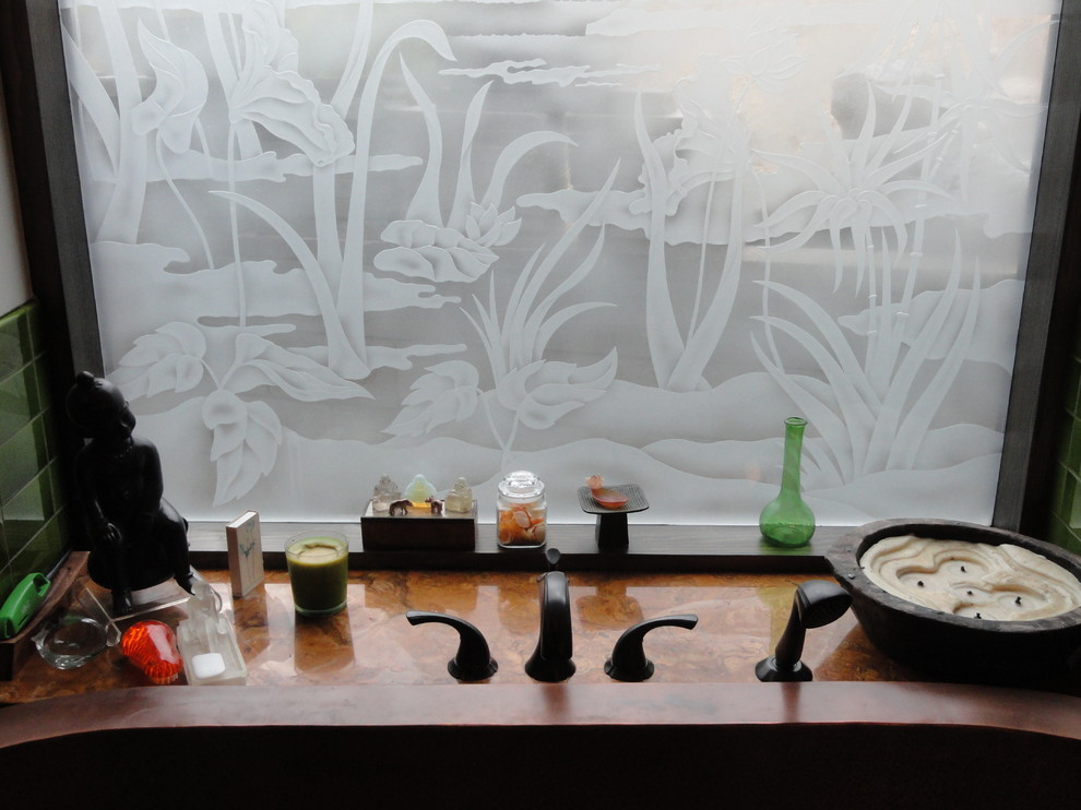 Immagine di una grande stanza da bagno padronale chic con lavabo sottopiano, top in onice, vasca da incasso, doccia aperta, piastrelle verdi e lastra di pietra