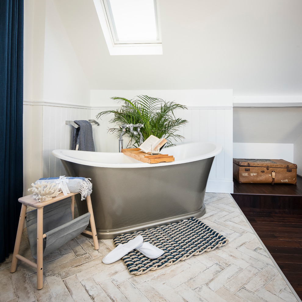 Modelo de cuarto de baño principal tradicional renovado de tamaño medio con bañera exenta, baldosas y/o azulejos blancos, paredes blancas, suelo de baldosas de porcelana y suelo beige