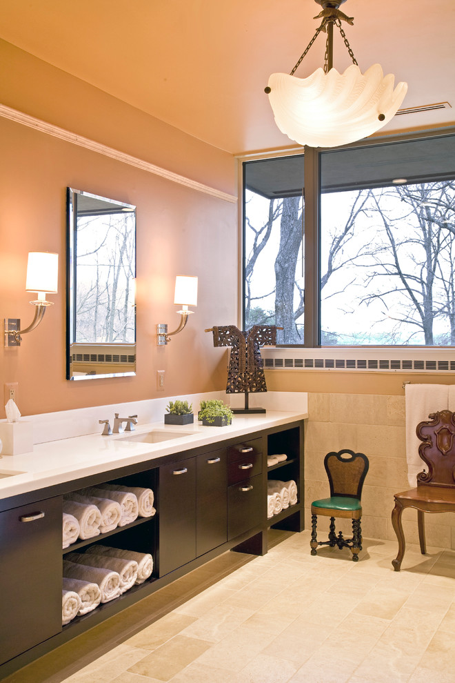 Idéer för ett klassiskt badrum, med ett undermonterad handfat, släta luckor, skåp i mörkt trä och beige kakel