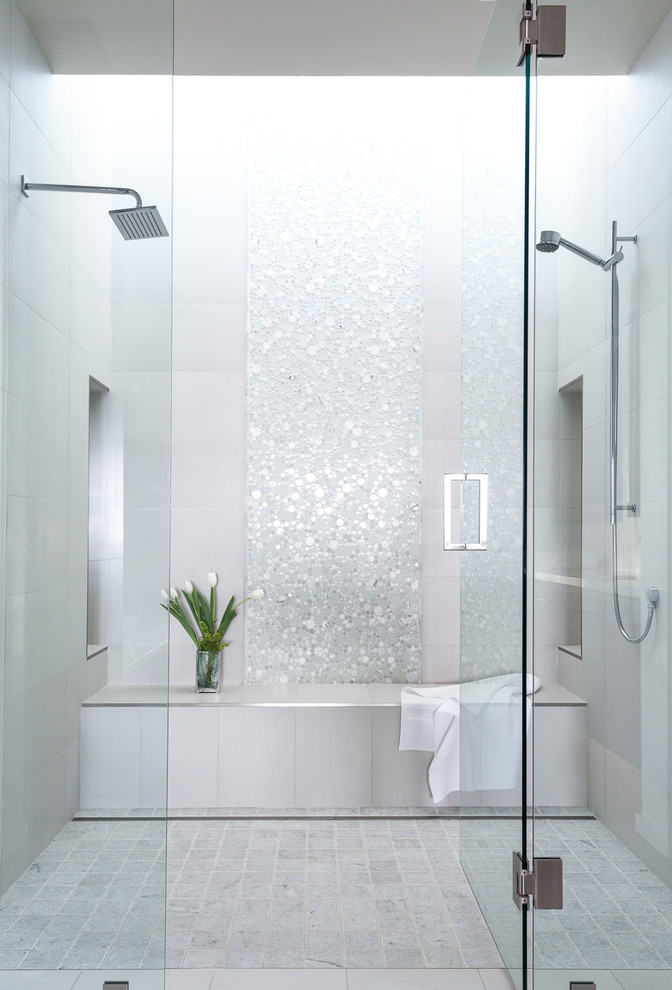 Idée de décoration pour une salle de bain design avec une douche double.
