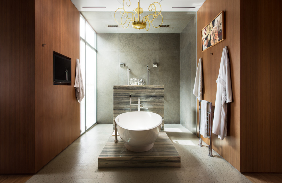 Inredning av ett modernt en-suite badrum, med ett fristående badkar, en dubbeldusch och grå kakel