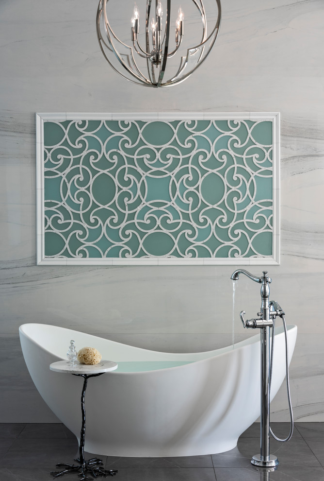 Ispirazione per una grande stanza da bagno padronale tradizionale con vasca freestanding, piastrelle verdi, pareti grigie, pavimento in gres porcellanato e pavimento grigio