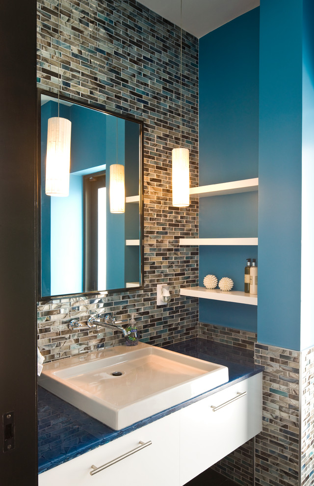 Immagine di una stanza da bagno con doccia design con ante lisce, ante in legno bruno, piastrelle di vetro, pareti blu e top blu