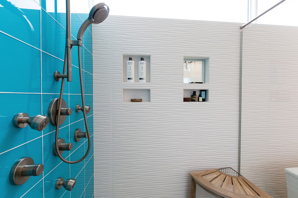 Идея дизайна: большая главная ванная комната в современном стиле с плоскими фасадами, темными деревянными фасадами, отдельно стоящей ванной, угловым душем, белыми стенами, полом из керамогранита, настольной раковиной, столешницей из искусственного камня, серым полом, душем с распашными дверями и белой столешницей