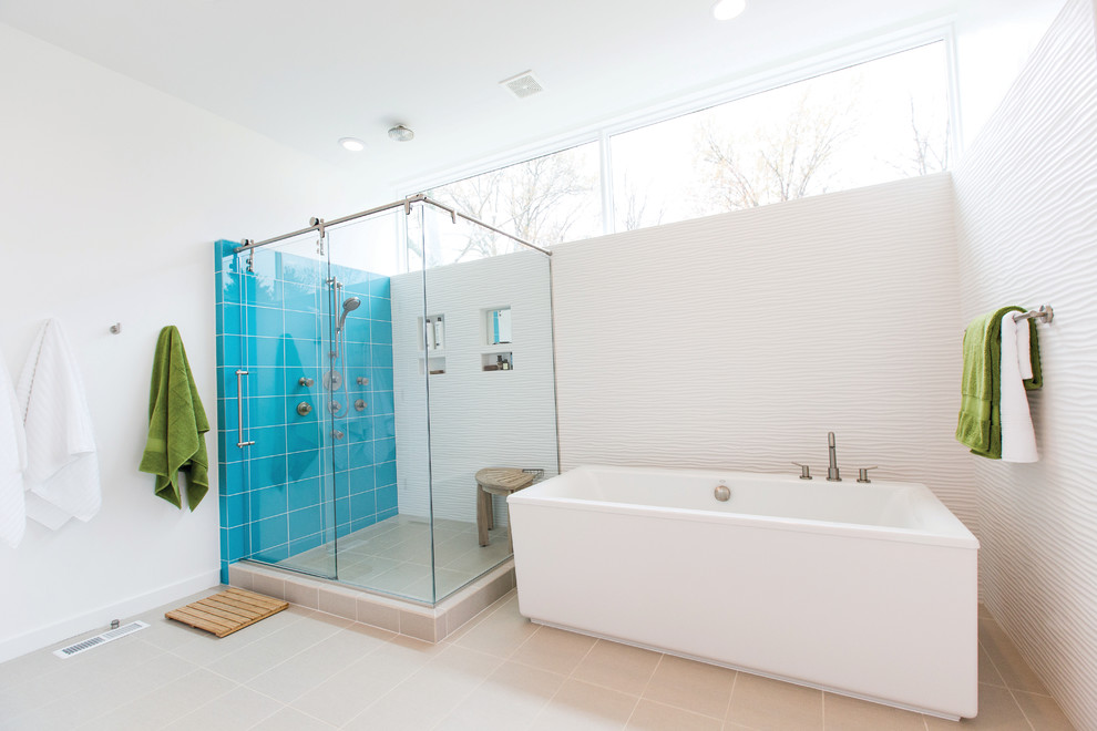Foto på ett stort funkis vit en-suite badrum, med släta luckor, skåp i mörkt trä, ett fristående badkar, en hörndusch, vita väggar, klinkergolv i porslin, ett fristående handfat, bänkskiva i akrylsten, grått golv och dusch med gångjärnsdörr