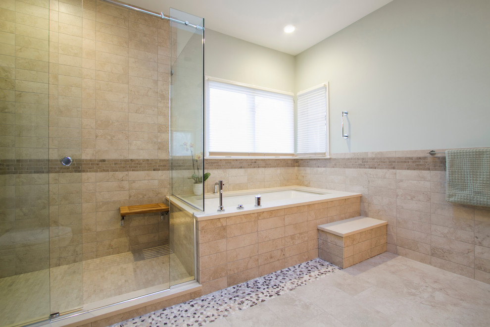 Mittelgroßes Modernes Badezimmer En Suite mit Schrankfronten mit vertiefter Füllung, hellbraunen Holzschränken, Einbaubadewanne und Unterbauwaschbecken in New York