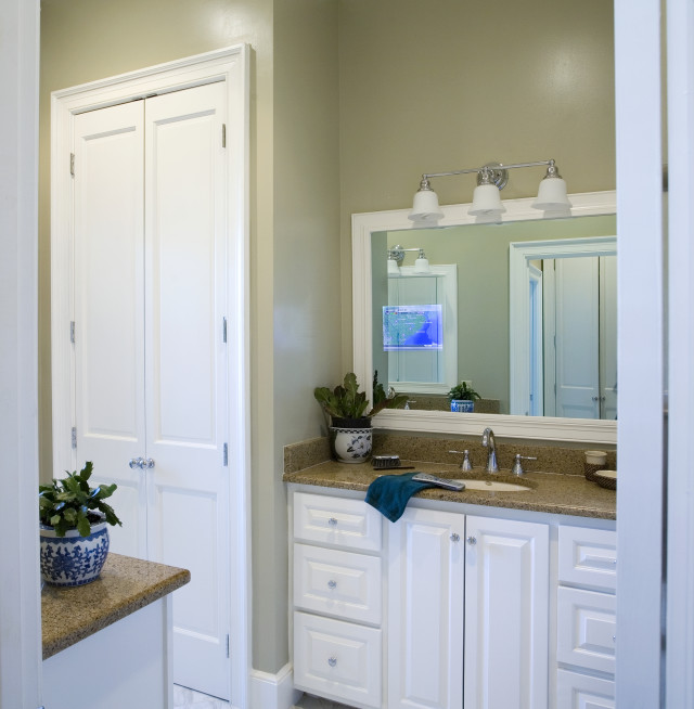 Exemple d'une salle d'eau chic de taille moyenne avec un placard à porte affleurante, des portes de placard blanches, un mur beige, un sol en carrelage de céramique, un lavabo posé et un plan de toilette en granite.