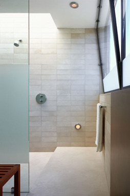 Idee per una piccola stanza da bagno padronale moderna con doccia aperta, piastrelle beige, piastrelle in pietra, pareti beige e pavimento in cemento