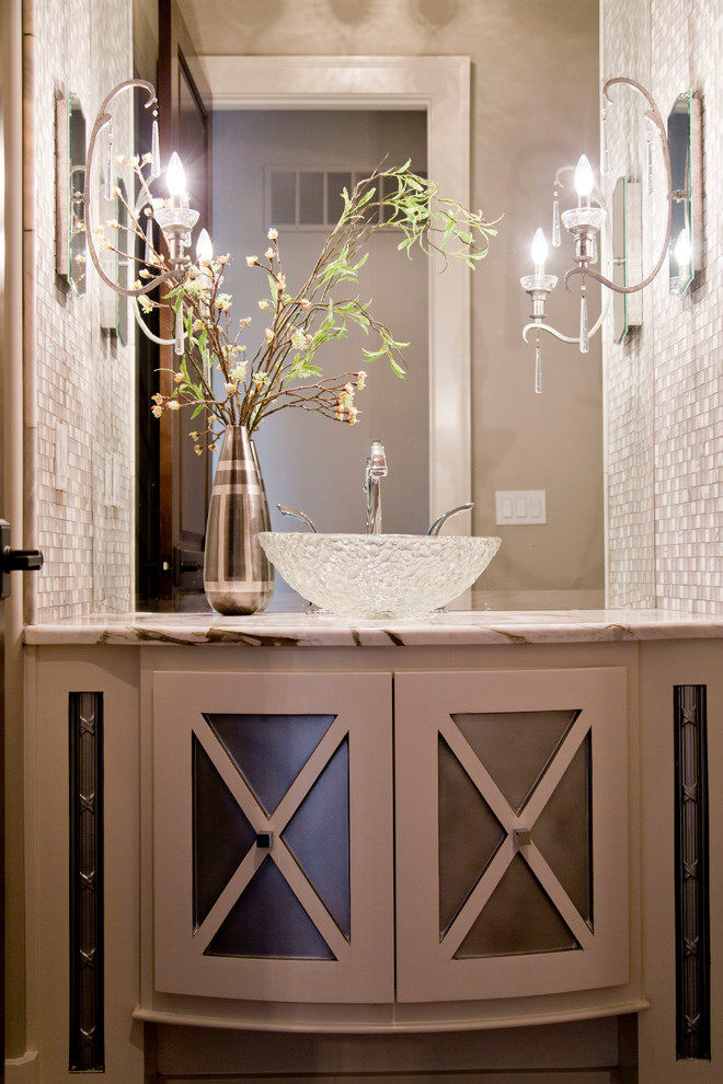 Kleines Klassisches Duschbad mit verzierten Schränken, weißen Schränken, beigen Fliesen, Keramikfliesen, beiger Wandfarbe, Aufsatzwaschbecken und Granit-Waschbecken/Waschtisch in Kansas City